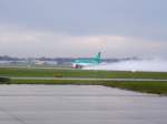 Das Grüne Kleeblatt aus Irland ein A-320 der Aer Lingus startet am 13.04.08 in Hamburg bei stark nasser Rollbahn.