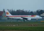 Iberia A 320-214 EC.HUJ kurz vor dem Start in Berlin-Tegel am frhen Morgen des 26.11.2011