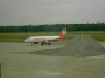 A 320 der Air Berlin rollt zu seinem Gate.