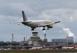 Vueling A 320-214 EC-LOC bei der Landung in Berlin-Tegel am 21.07.2012