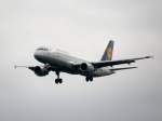 Ein Airbus A 320 der Lufthansa beim Landeanflug in Frankfurt am Main am 16.07.2008.