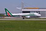 Alitalia, EI-DTE  Francesco Petrarca , A 320-216 bei der Landung in MUC aus Rom (FCO) 15.05.2013