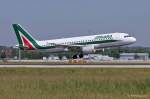 Alitalia, EI-DTD  Alessandro Manzoni , A320-216 bei der Landung in MUC aus Rom (FCO) 19.06.2013