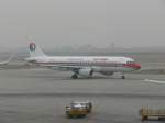Airbus A320 von China Eastern am 11.1.2006 in Peking. Die Kennung ist B-6016