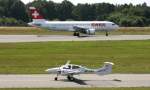 Swiss,HB-IJE,(c/n559),Airbus A320-214,12.07.2013,HAM-EEDH,Hamburg,Germany(unten Private,OE-FBA,Diamoud DA-42Twin Star NG)