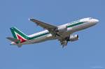 Alitalia, I-BIKO  George Bizet , A320-214 in MUC im Steigflug nach Rom ((FCO) 08.07.2013
