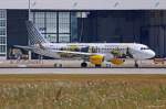 Vueling, EC-LVP, A320-214(W) rollt in MUC zum Start nach Barcelona (BCN) 23.07.2013
