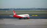 Air Berlin Airbus 320 (D ABFN) rollt zur Startposition. Düsseldorf 30.01.2014