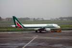 AlItalia  Airbus A 320 (EI DSJ) wird aus der Parkposition geschoben. Catania 31.01.2014