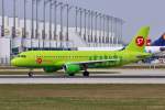 VQ-BPL / S7-Airlines / A320-214 rollt in MUC zum Start nach Moskau (DME) 31.03.2014