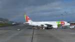 Der letzte Blick von der Treppe vor dem Einstieg in  unser  Flugzeug, dass uns nach 10 Tage Aufenthalt wieder nach DUS fliegt, auf CS-TNS | Airbus A 320-200 (TAP Portugal) mit Regenbogen - Flughafen Funchal (FNC) auf Madeira (06.03.2014) 