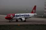 Edelweiss Air A 320-214 HB-IHY bei der Ankunft in Berlin-Tegel am 12.04.2014 im Nebel und Nieselregen