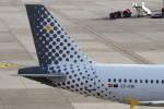 Vueling (VY/VLG), EC-KMI  How are you? I'm Vueling! , Airbus, A 320-216 (Seitenleitwerk/Tail), 03.04.2015, DUS-EDDL, Düsseldorf, Germany