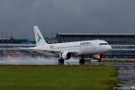 Der Tailwind Airbus A320-200 YL-BBC landet am 26.09.2014 am Hamburg Airport...