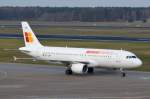 EC-LKH Iberia Express Airbus A320-214   zum Gate in Tegel am 24.11.2015