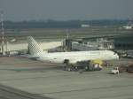 Ein vueling.com A320-200 steht am 29.03.07 am Flughafen Mailand-Malpensa.