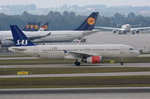 OY-KAW SAS Scandinavian Airlines Airbus A320-232  zum Gate am 12.10.2016 in München