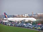 Um zum Auslieferungszentrum zu gelangen, mussten die Flugzeuge bis 2006 eine ffentliche Strae ber queren! In Hamburg erfolgt die Endmontage der A318, A319 und A321.