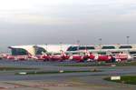 Das Air Asia Terminal in Kuala Lumpur (KUL) am 17.9.2017. Im Vordergrung die A 330 9M-XXG und 9M-XXA.