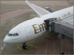 Ein Airbus vom Typ A330-200 der Emirates am 23.12.2006 auf dem Flughafen Dsseldorf.