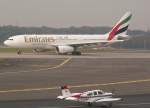 Klein trifft groß...während im Hintergrund der A330 von Emirates beschleunigt, rollt die kleine Beechcraft zur Startbahn. Das Foto stammt vom 08.10.2007