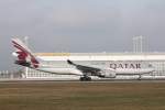 Airbus A330 von Qatar beim Start vom Mnchner Airport am 20.November 2011.