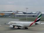 Ein A-330 von Emirates macht sich am 19.04.08 in Hamburg auf den Weg zu Runway.