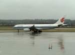 Ein Airbus A330-200 der Air China (B-6079) kurz vor dem Take Off auf dem Airport Vancouver am 14.03.2012.