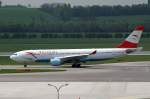 Austrian A330 rollt in VIE am taxiway zur Startbahn.