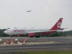 Ein Airbus A 330 der AirBerlin auf der Startbahn in Dsseldorf. (14.07.2008)