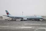 Airbus A330 (C-GHKW), der Air Canada, auf dem Flughafen in Calgary. 16.03.2013