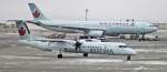 Mal ein Größenvergleich. Eine de Havilland Canada DHC-8-402Q Dash 8 (C-GGMZ) der Air Canada Express (JAZZ) vor einem Airbus A 330 (C-GHKW) der Air Canada in Calgary. 16.03.2013 