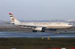 Etihad A6-AFB rollt zum Start in Düsseldorf 26.12.2014