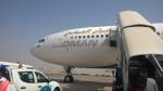 Airbus A330 der Oman Air nimmt in Muscat Passagiere nach Singapur auf.