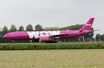WOW Air Airbus A330-343 EC-MIO rollt zum Terminal in Amsterdam 2.9.2016