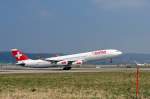 Swiss International Air Lines, HB-JMA, Airbus A340-313X. Die vierstrahlige Maschine hat etwas Mühe, um in die Luft zu kommen. Der zweistrahlige  Bruder  hat da bedeutend weniger Probleme beim Start. 5.4.2007 