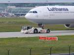 Ein Push-back mit der A 340-600 (D-AIHU) im Schlepptau Richtung LH- Technik auf dem Flughafen Frankfurt