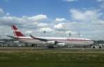 A340-300 der Air Mauritius wird in Paris CDG mit dem Traktor zum Gate gezogen.