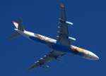 Der A340-300  Philharmoniker . Er fungiert im Mozartjahr 2006 auch als Kulturbotschafter sterreichs und bedient hauptschlich die Destinationen der AUA im fernen Osten. Er kommt hier soeben aus Tokyo nach Wien zurck. Augenommen beim Flug ber dem Westlichen Stadtrand Wien`s.
Die Flughhe betrgt hier in etwa noch 2000m
