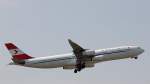 Aus meinem Archiv!
Ein Bild aus besseren Zeiten! A340-300 der AUA beim Abflug aus Wien (VIE). Die 340 sind mittlerweile fast zur Gnze verkauft! Aufnahme vom 3.8.2004 / 11:33h

