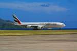 Nov. 2010, Flughafen Mahe auf den Seychellen 3m oberhalb des Meeresspiegel gelegen.
Ein A340-541 A6-ERF von Emirates kurz vor dem Start. 