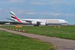 Emirates, A6-ERE, A340-541 rollt in LGW zum Start auf 08R nach Dubai (DXB) 27.05.2004