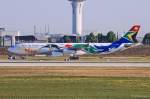 ZS-SXD  Siyanqoba  / South African Airways / A 340-313X wird in MUC zum Frachtterminal geschleppt. 17.08.2013