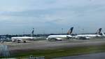 Auf dem Vorfeld in Singapur-Changi (SIN-WSSS) abgestellte Singapur Airlines Boeing 777-312ER, 9V-SWN, Airbus A 380, 9V-SKP und A 380, 9V-SKQ am 30.10.2022