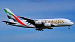 Emirates A380-861, A6-EOE , in der neusten Bemalung.