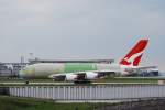 Ein Qantas Airbus A380 kurz nach der Landung in Hamburg Finkenwerder am 27.05.10