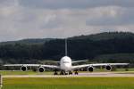 Singapore Airlines, 9V-SKG, Airbus A380-841. Es scheint, als wollte der A380 auf mich zurollen. Gut zu sehen, wie die Tragflchen gebogen sind. 6.8.2010
