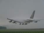 Singapore Airlines Airbus A380-841 bei Nebel am Morgen des 4.8.2010.