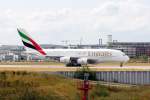 Ein Airbus A-380-861 von Emirates Airline mit der Test Reg.: F-WWAG wird später die Kennung A6-EDL beim Start zum Testflug aufgenommen am 27.07.10 am Flughafen Hamburg-Finkenwerder.