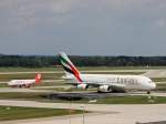 Ein Airbus A380 von Emirates rollt zum Gate, dahinter ein A320 von Air Berlin ...
Aufgenommen am Flughafen Mnchen, 9.8.2012